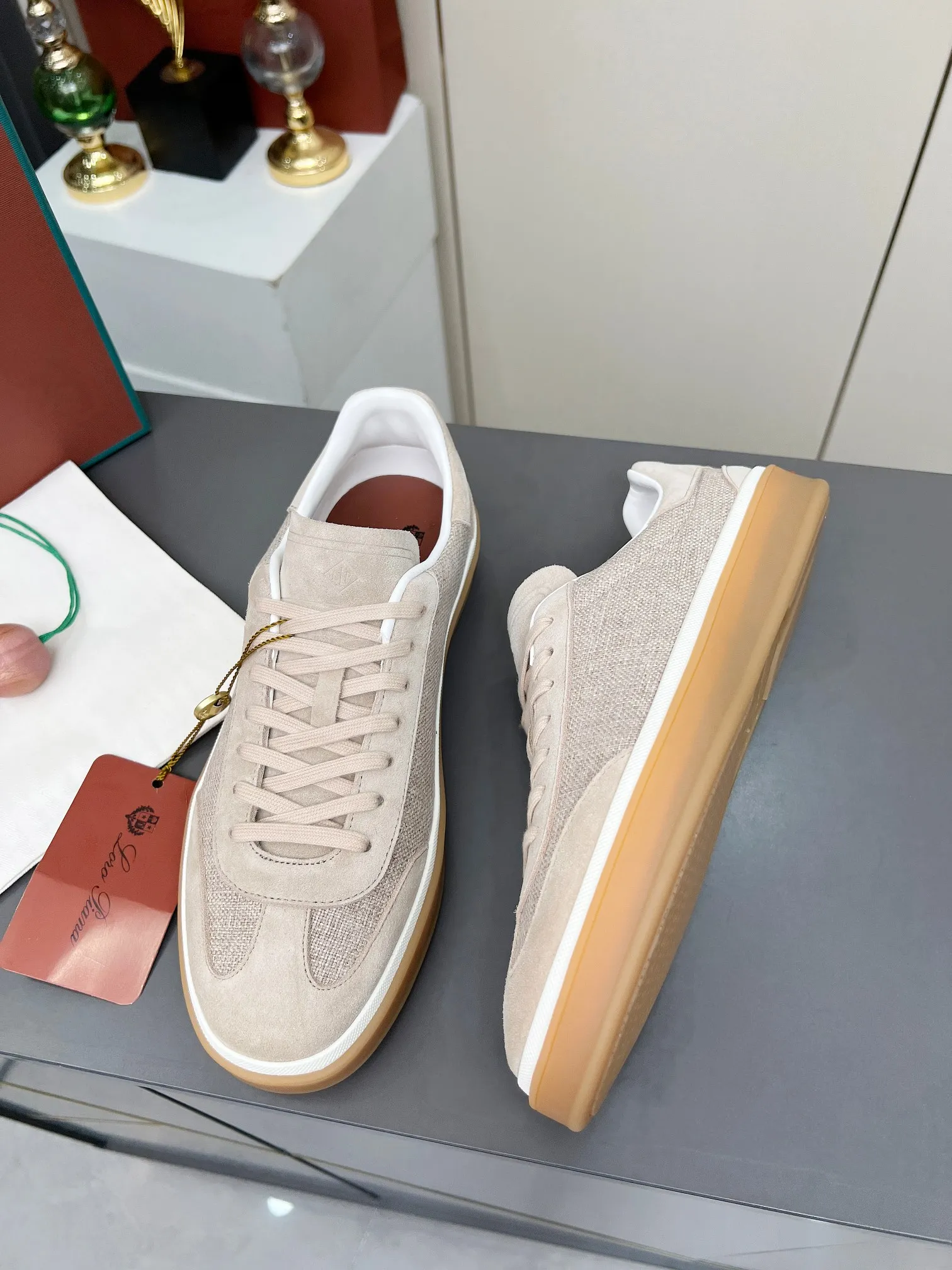 Men's shoes 💰600 purchasing agent, high version 🦅⛳️ Italy [Loro Piana] Tennis walk series LP couple's moral training shoes casual sports shoes sneakers 🎁🎁 Original purchase development and production This new suede tennis shoe adopts an ultra-low design, suitable for wearing all year round 👫👫 The wrapped sole creates an effortlessly attractive color combination that harmoniously blends functionality with understated style, making it the ideal shoe for urban wear. Soft calfskin tongue with Kummel color insert at the heel, cotton lace upper with embossed LP logo, cowhide suede sole, rubber-lined calfskin ✦ Upper: special linen ➕ eco-friendly cowhide ✦ lining: cowhide lining ➕ cowhide insole ✦ sole: original molded TPR ultra-light outsole ✦ packaging: original complete package ✦Female size: 35--40 ✦Male size: 39--45